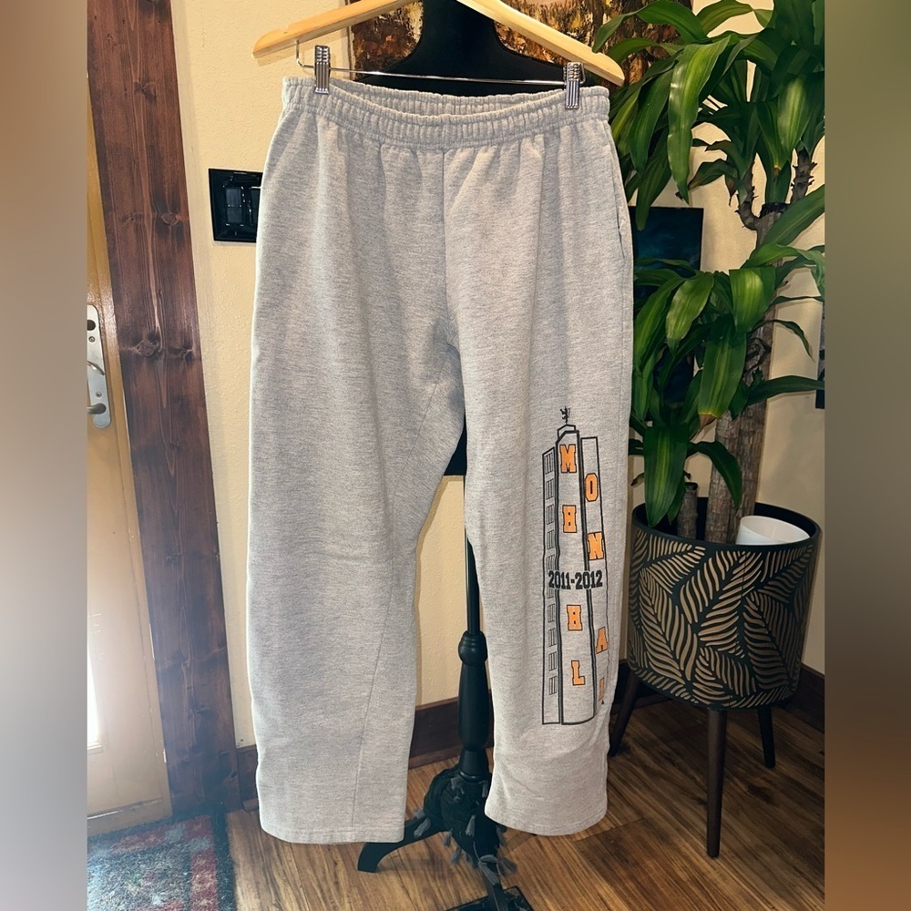 EUC GILDAN Classic sweat pants graphic on bottom leg Sz L